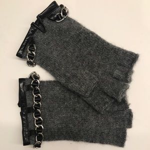 Carolina Amato pair of fingerless cashmere gloves